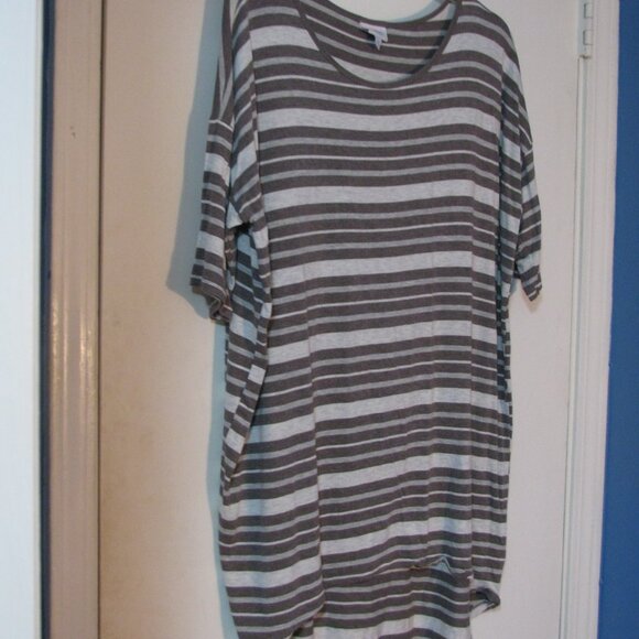 * 2/$15 LuLaRoe Irma Tunic Blouse Large Oversized Brown Gray Stripe High Low - Picture 4 of 4